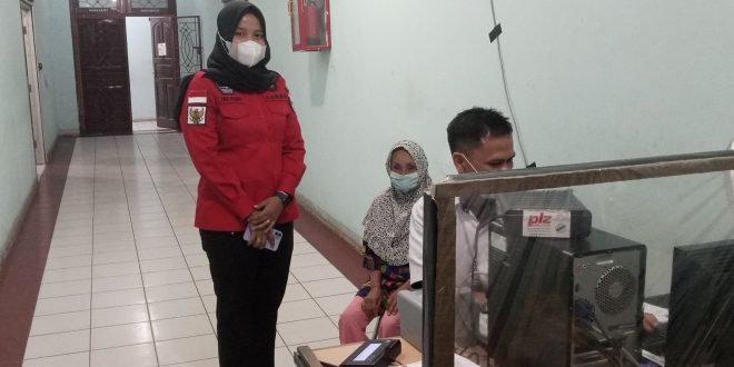 lurah-kayu-ara-kuning-dampingi-disabilitas-urus-dokumen-kependudukan-camat-banyuasin-iii-apresiasi-220802v-rev1.jpg