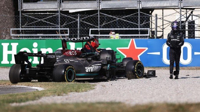 f1-gp-italia-halo-selamatkan-hamilton-saat-crash-dengan-verstappen-220802k-rev1.jpg