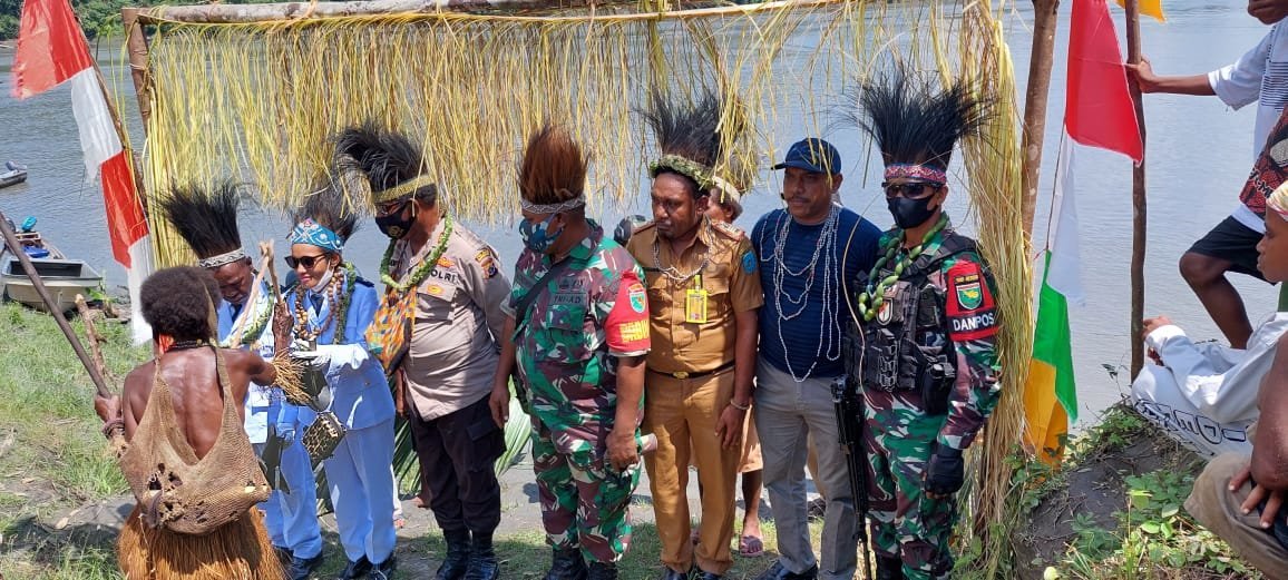 satgas-tni-hadiri-pembentukan-2-kampung-baru-di-mamberamo-raya-220802j-rev1.jpg
