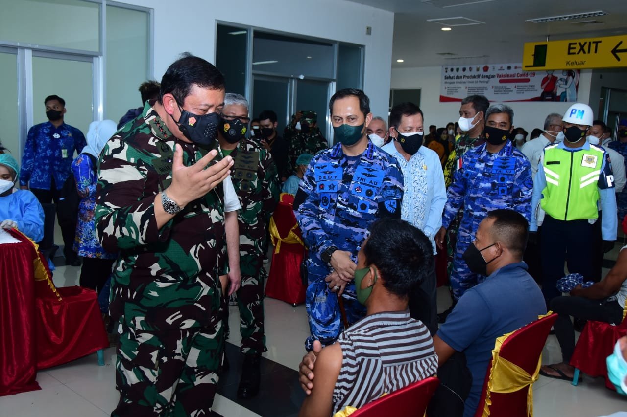 pangkogabwilhan-ii-tinjau-pelaksanaan-serbuan-vaksinasi-massal-di-berau-220802p-rev1.jpg