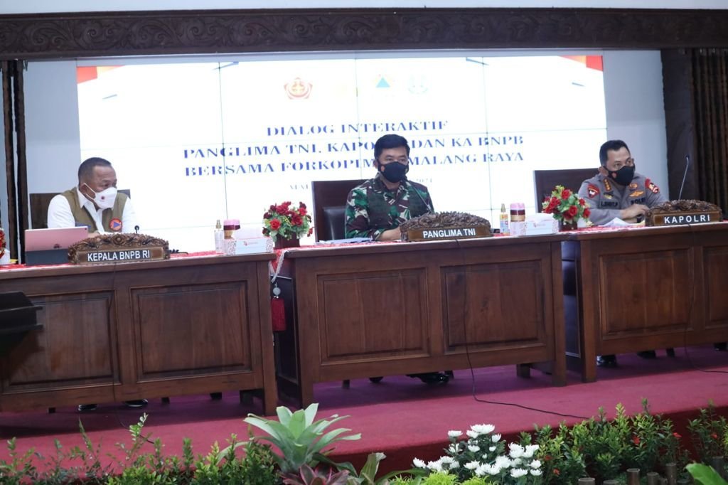 panglima-tni-kerja-keras-dan-kolaborasi-semua-pihak-berhasil-turunkan-kasus-covid-19-di-malang-2208026-rev1.jpg