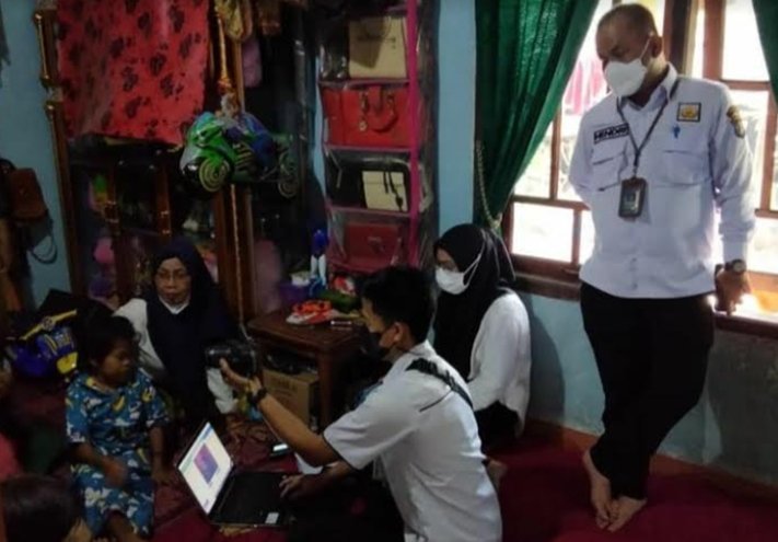 disdukcapil-oki-jemput-bola-rekam-e-ktp-penyandang-disabilitas-220802o-rev1.jpg