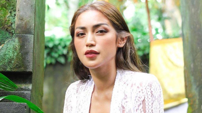 setelah-dibaptis-jessica-iskandar-jawab-kemungkinan-pindah-agama-karena-pacar-220802d-rev1.jpg