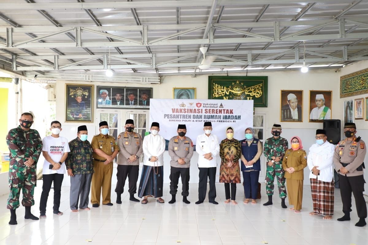wagub-mawardi-pantau-pemberian-vaksinasi-untuk-6-ribu-santri-di-sumsel-220802i-rev1.jpg