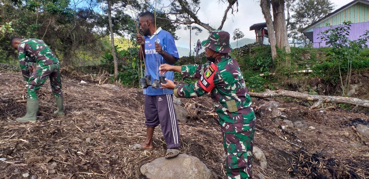 peduli-terhadap-lingkungan-satgas-pamrahwan-yonif-rk-751vjs-menanam-70-pohon-untuk-mencegah-terjadinya-longsor-2208022-rev1.jpg
