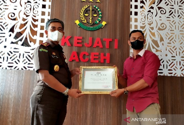 lsm-beri-penghargaan-kajati-aceh-atas-dedikasi-tangani-kasus-korupsi-220802r-rev1.jpg