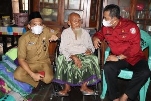 bupati-banyuasin-sambangi-warga-yang-rumahnya-roboh-220802n-rev1.jpg