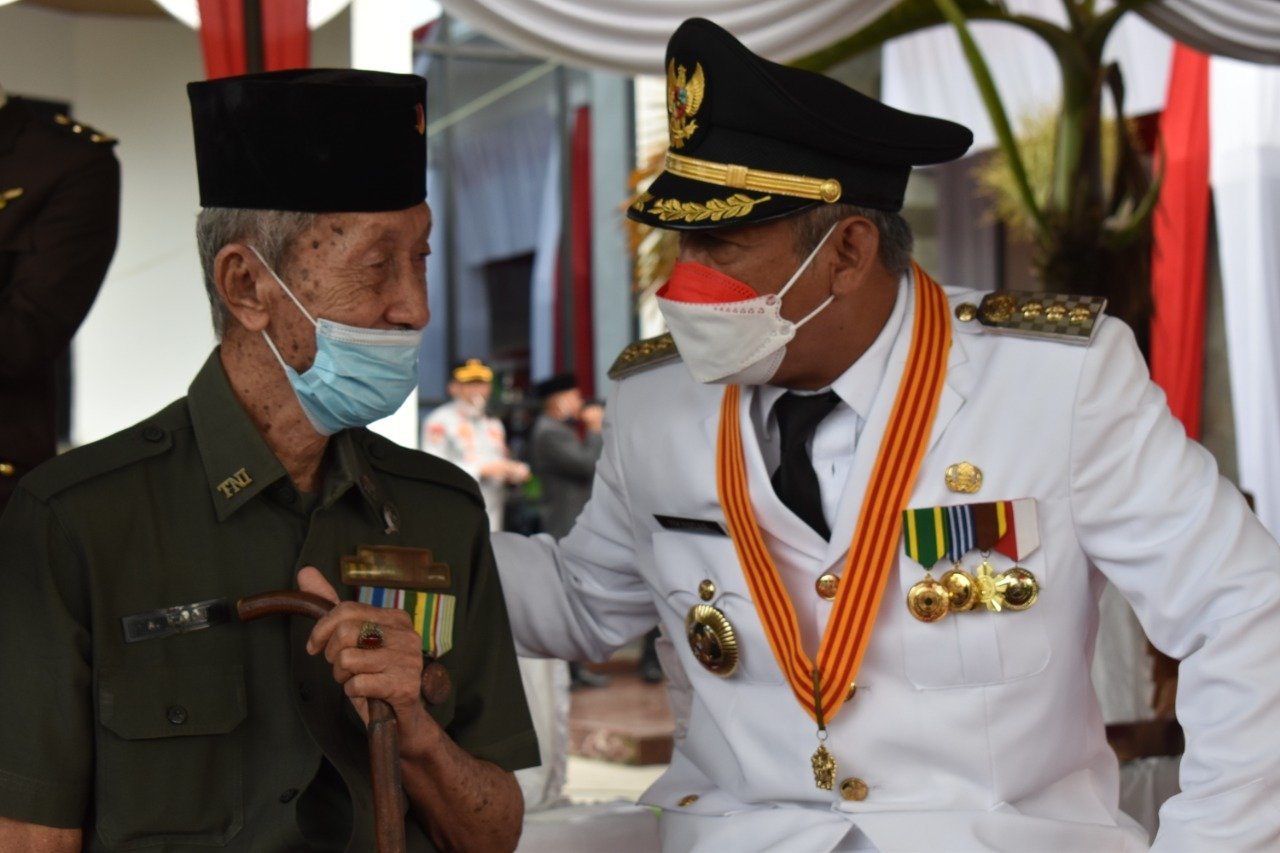 berjuang-bersatu-melawan-pandemi-2208025-rev1.jpg