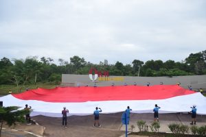 danrem-174-merauke-bentangkan-bendera-merah-putih-raksasa-di-titik-0-km-sota-merauke-220802i-rev1.jpg