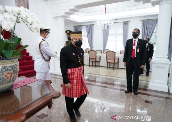 wapres-hadiri-sidang-tahunan-mpr-kenakan-pakaian-adat-sulawesi-barat-220802x-rev1.jpg