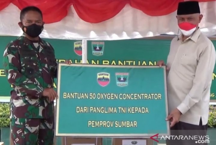 pangdam-serahkan-bantuan-50-konsentrator-oksigen-untuk-sumbar-220802s-rev1.jpg