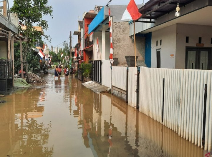 sejumlah-rumah-warga-di-tigaraksa-tangerang-terendam-banjir-220802a-rev1.jpg