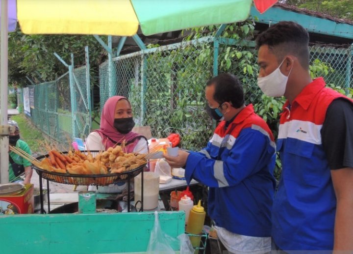 pekerja-muda-pertamina-bagi-paket-bantuan-ke-asongan-lapangan-merdeka-220802v-rev1.jpg