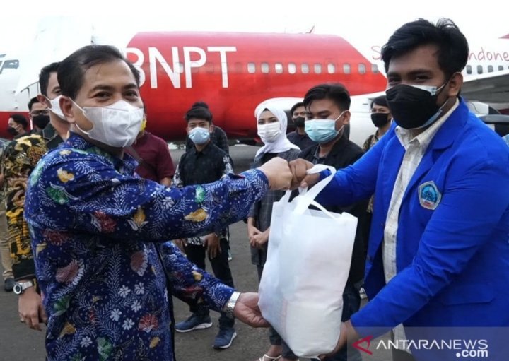 bnpt-dan-yhpb-beri-bantuan-mahasiswa-perantauan-2208026-rev1.jpg