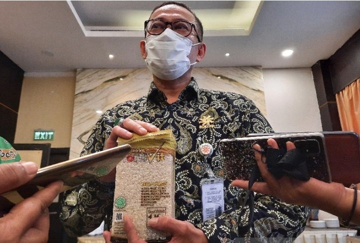 bulog-pastikan-stok-beras-aman-saat-penerapan-ppkm-di-papua-220802i-rev1.jpg