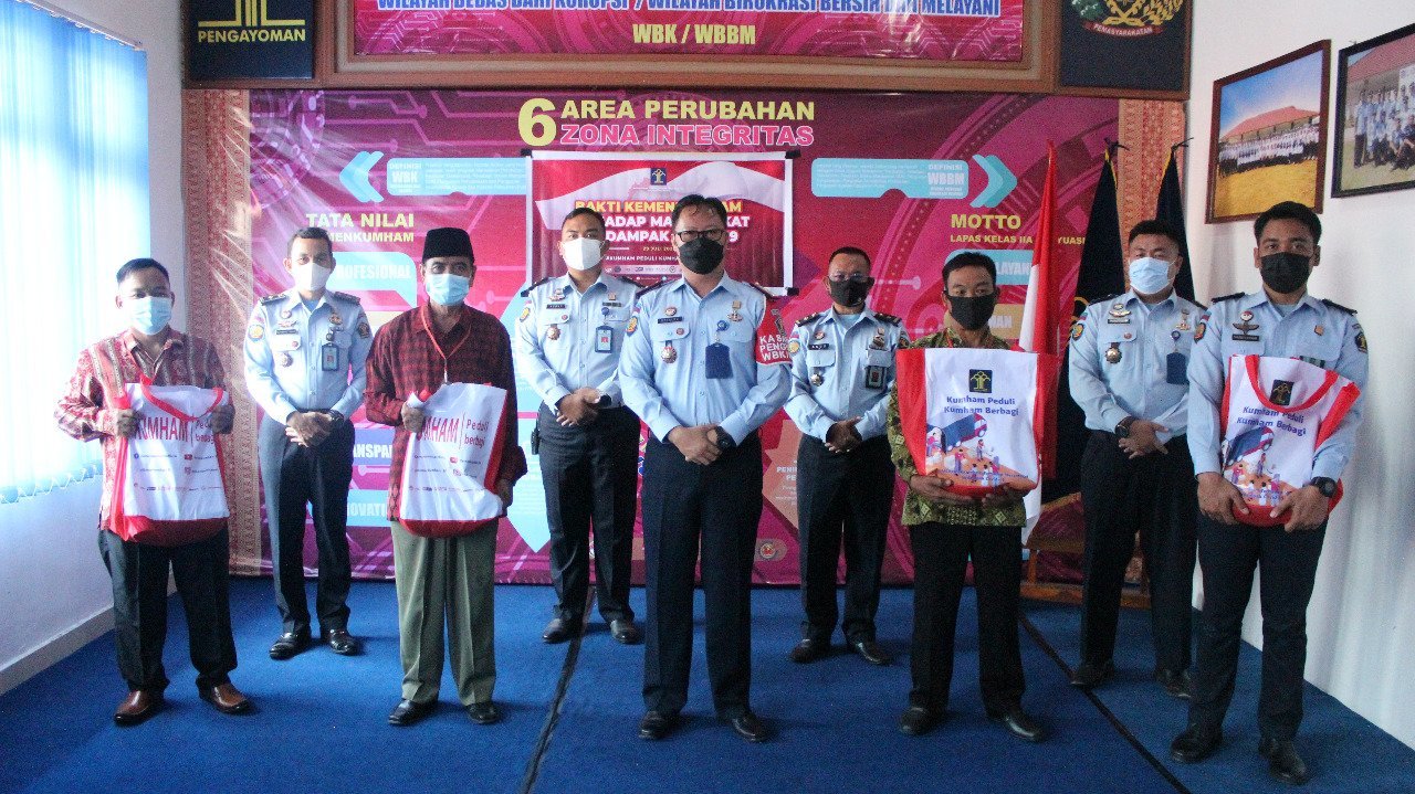 lapas-banyuasin-salurkan-100-paket-sembako-kepada-masyarakat-220802f-rev1.jpg