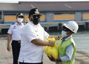gubernur-lampung-salurkan-bansos-pekerja-informal-terdampak-covid-19-220802e-rev1.jpg