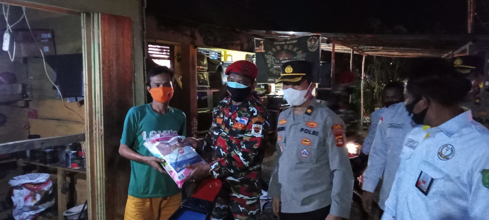 polres-muba-terus-bagikan-sembako-ke-masyarakat-terdampak-ppkm-level-iv-220802m-rev1.jpg