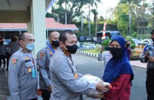 polda-sumbar-salurkan-bantuan-sembako-pada-warga-terdampak-covid-220802t-rev1.jpg