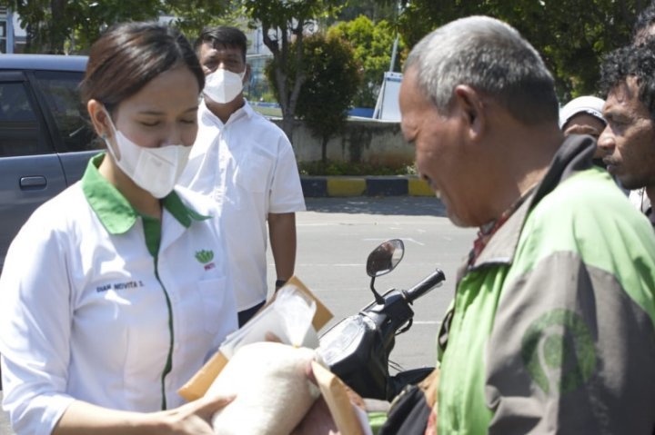 perempuan-himpunan-tani-bagikan-sembako-220802d-rev1.jpg