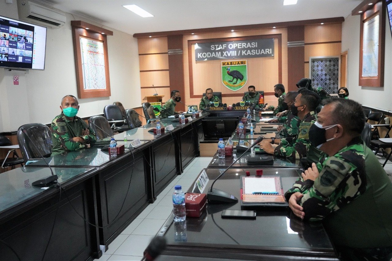 pangdam-xviiikasuari-minta-jajarannya-sosialisasi-dan-edukasi-masyarakat-untuk-akselerasi-vaksinasi-220802r-rev1.jpg