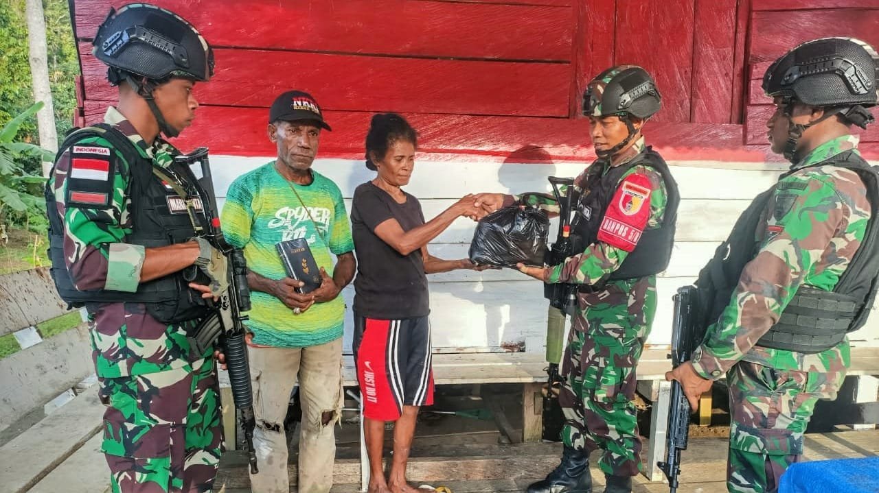 rayakan-minggu-damai-satgas-512qy-kunjungi-tokoh-adat-dan-bagikan-alkitab-di-perbatasan-papua-220802g-rev1.jpg