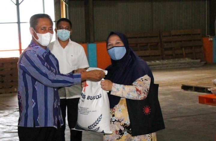 pemprov-kepri-mulai-salurkan-bantuan-beras-ppkm-darurat-220802k-rev1.jpg