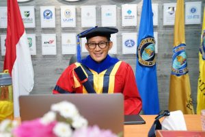 resmi-sandang-gelar-doktor-berpredikat-cum-laude-sandiaga-uno-minta-lulusan-uph-jadi-agen-perubahan-220802y-rev1.jpg