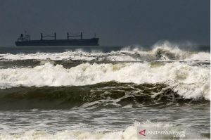 bmkg-waspadai-tinggi-gelombang-di-selat-lombok-hingga-2-meter-lebih-220802m-rev1.jpg