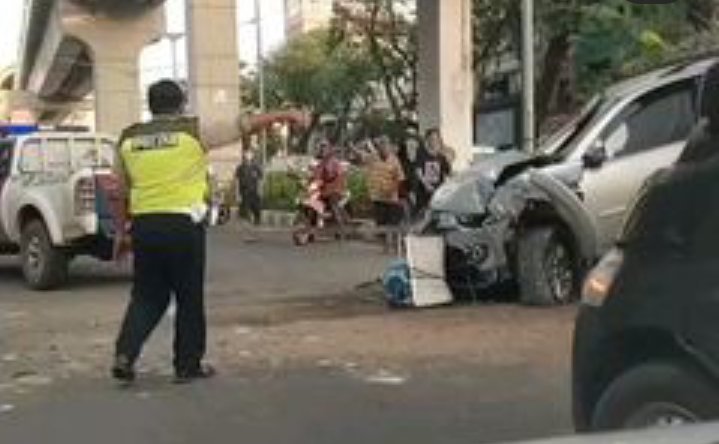 bukan-hanya-tiang-lrt-pengendara-mobil-pajero-juga-tabrak-penjual-pempek-2208021-rev1.jpg
