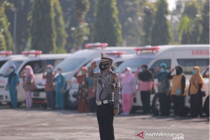 220-personel-polisi-kawal-60-ambulans-untuk-jemput-pasien-isoman-2208020-rev1.jpg