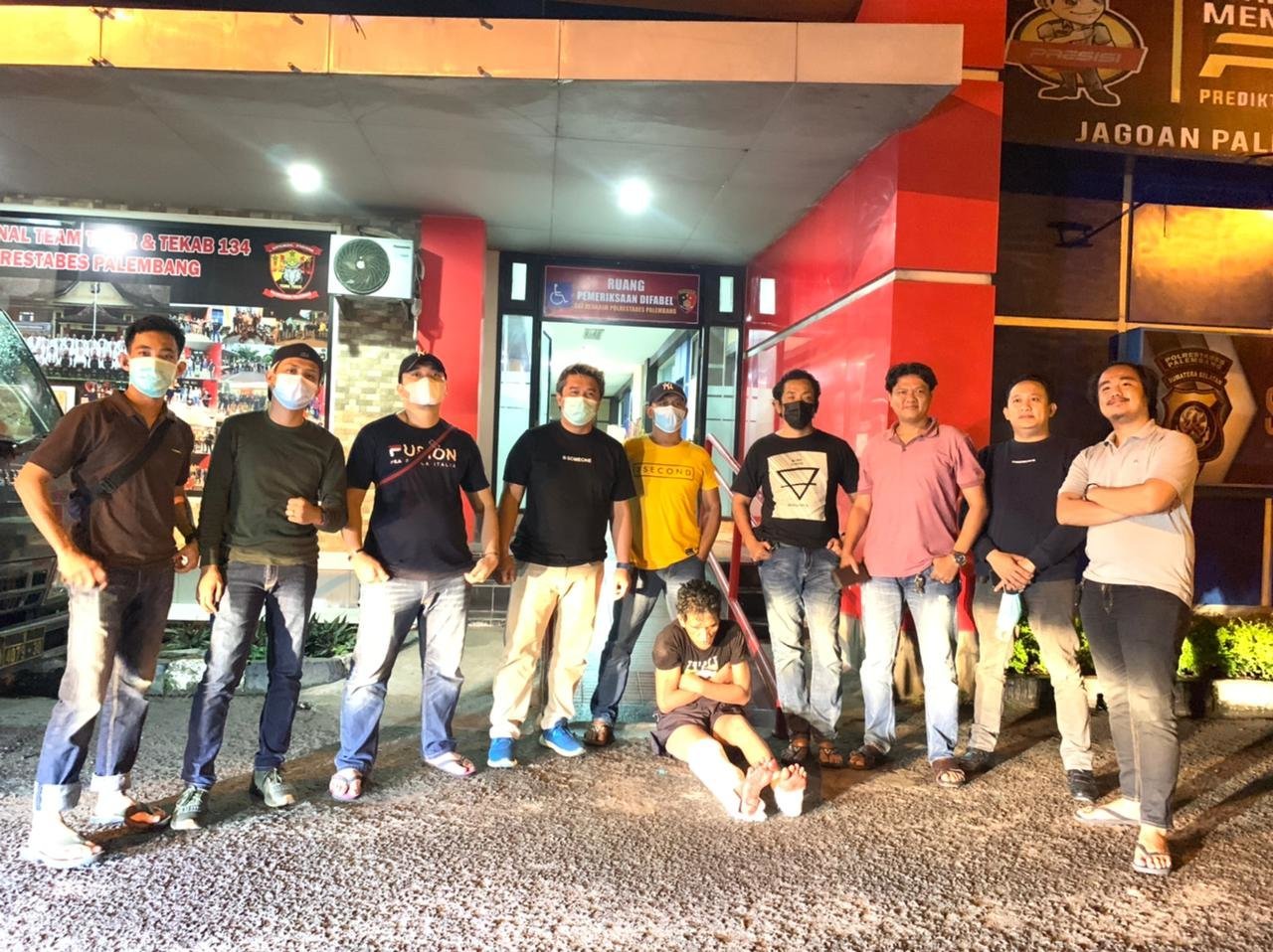 lihat-temanya-tertidur-febri-gasak-hp-di-atas-meja-220802r-rev1.jpg
