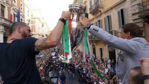fans-argentina-ikut-rayakan-keberhasilan-italia-juara-euro-2020-220802p-rev1.jpg