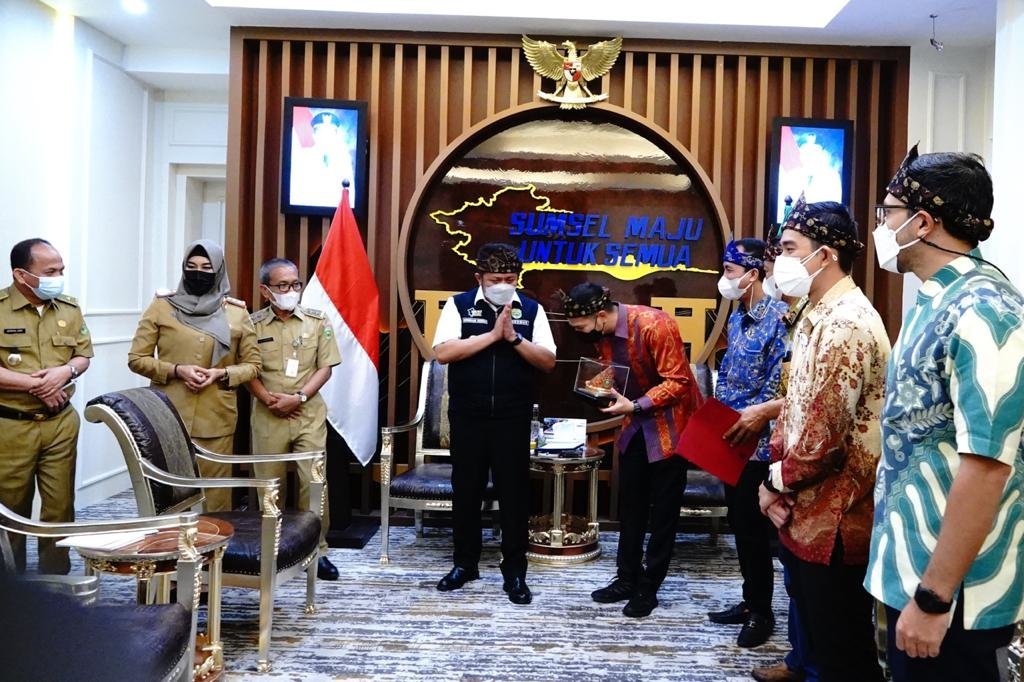 herman-deru-gekraf-harus-jadikan-umkm-sumsel-lebih-kreatif-pasarkan-produk-220802i-rev1.jpg