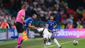 momen-chiellini-langgar-saka-bikin-mourinho-kagum-220802z-rev1.jpg
