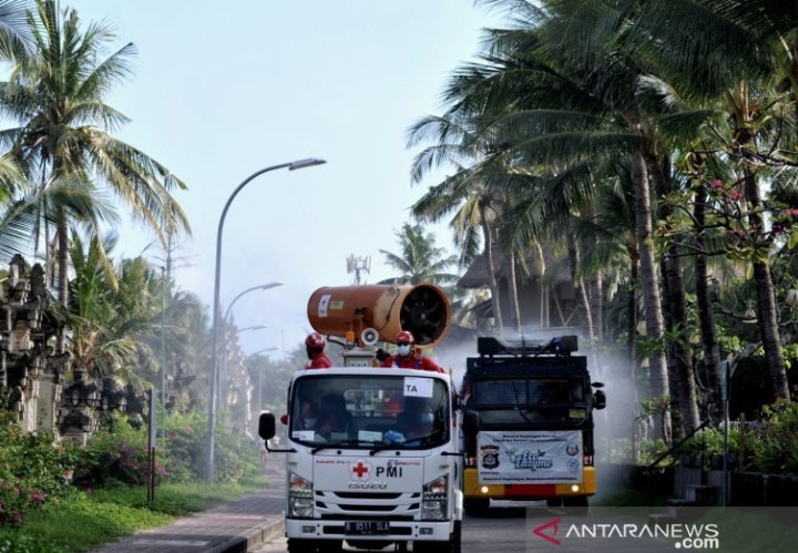 kawasan-wisata-legian-disemprot-eco-enzyme-saat-ppkm-darurat-2208023-rev1.jpg