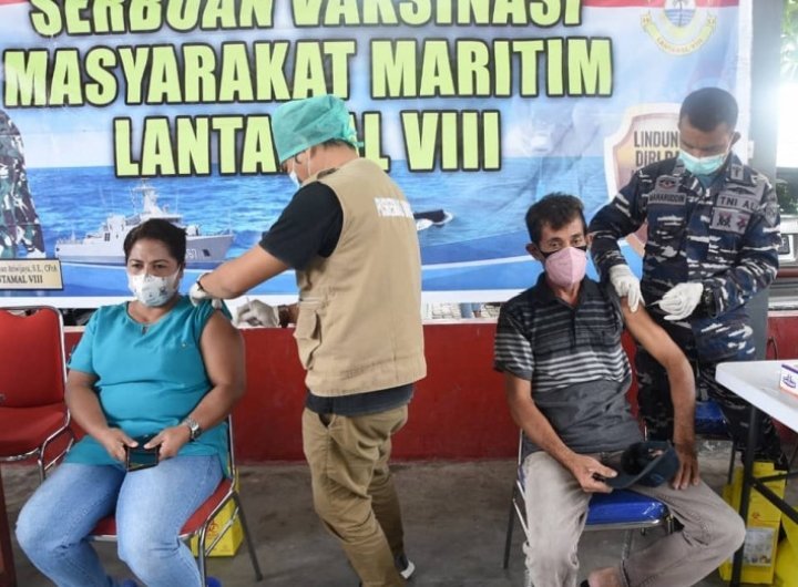 warga-antusias-ikuti-serbuan-vaksinasi-lantamal-viii-220802r-rev1.jpg