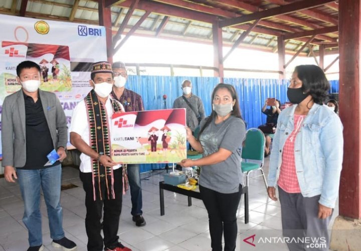 bupati-manggarai-luncurkan-kartu-petani-merdeka-220802y-rev1.jpg