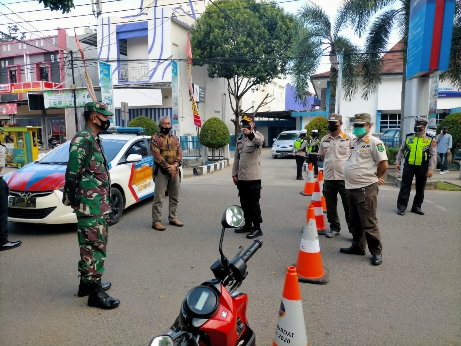 tekan-penyebaran-covid-19-ruas-jalan-menuju-bundaran-sekayu-dilakukan-penyekatan-2208022-rev1.jpg