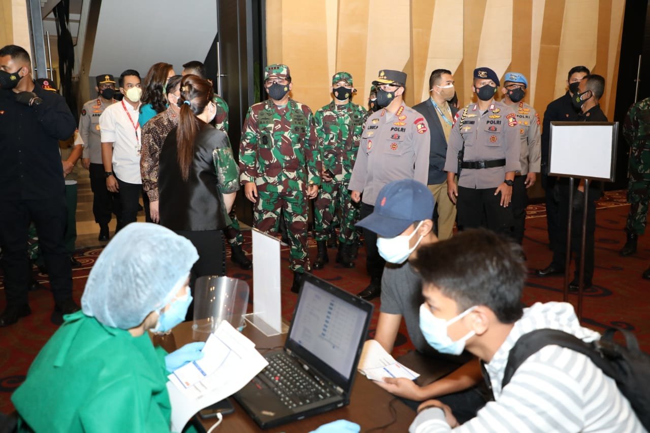 panglima-tni-tni-kerahkan-nakes-bantu-percepatan-vaksinasi-di-dki-jakarta-220802m-rev1.jpg