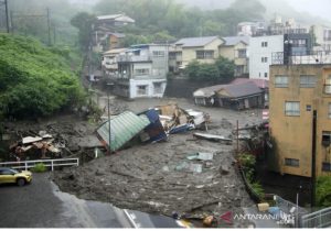 longsor-akibat-hujan-lebat-di-jepang-sebabkan-20-orang-hilang-220802q-rev1.jpg