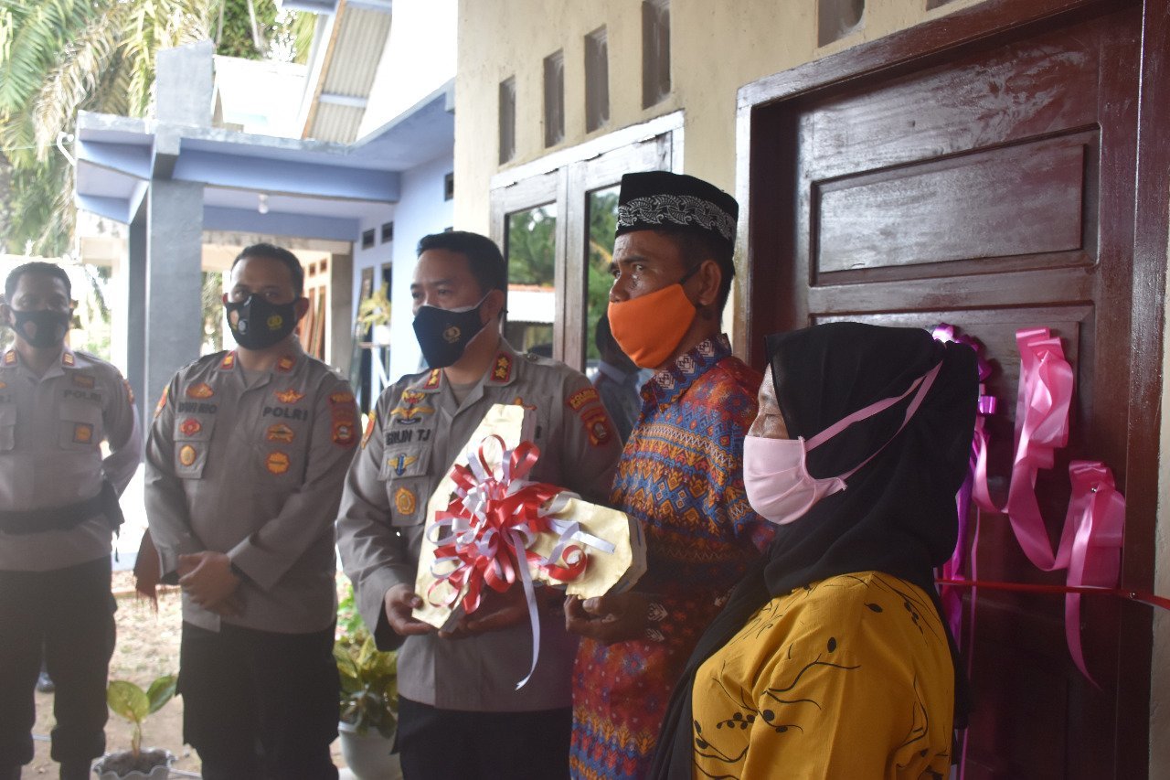 selesai-dibedah-kapolres-muba-langsung-serahkan-kunci-rumah-220802b-rev1.jpg