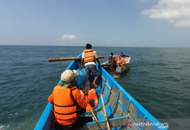 tim-sar-cari-tiga-nelayan-hilang-di-laut-garut-akibat-kapal-terbalik-2208023-rev1.jpg