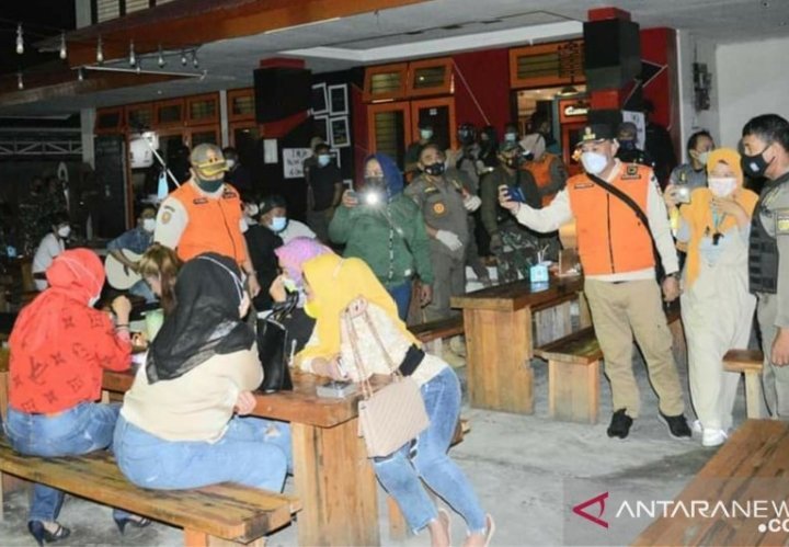 cafe-di-kota-palu-didenda-rp2-juta-karena-buka-di-atas-pukul-2100-220802z-rev1.jpg