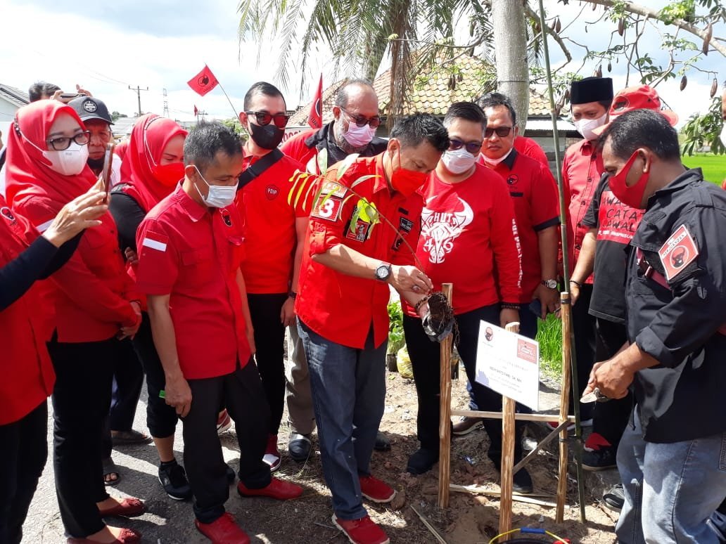 bulan-bung-karno-pdi-perjuangan-oki-gelar-baksos-dan-tanam-pohon-2208021-rev1.jpg