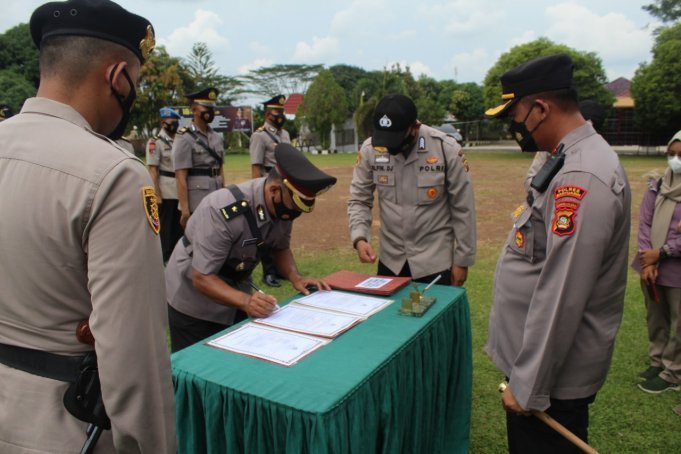 pimpin-sertijab-lima-perwira-polres-banyuasin-akbp-imam-tarmudi-minta-tingkatkan-kinerja-220802y-rev1.jpg