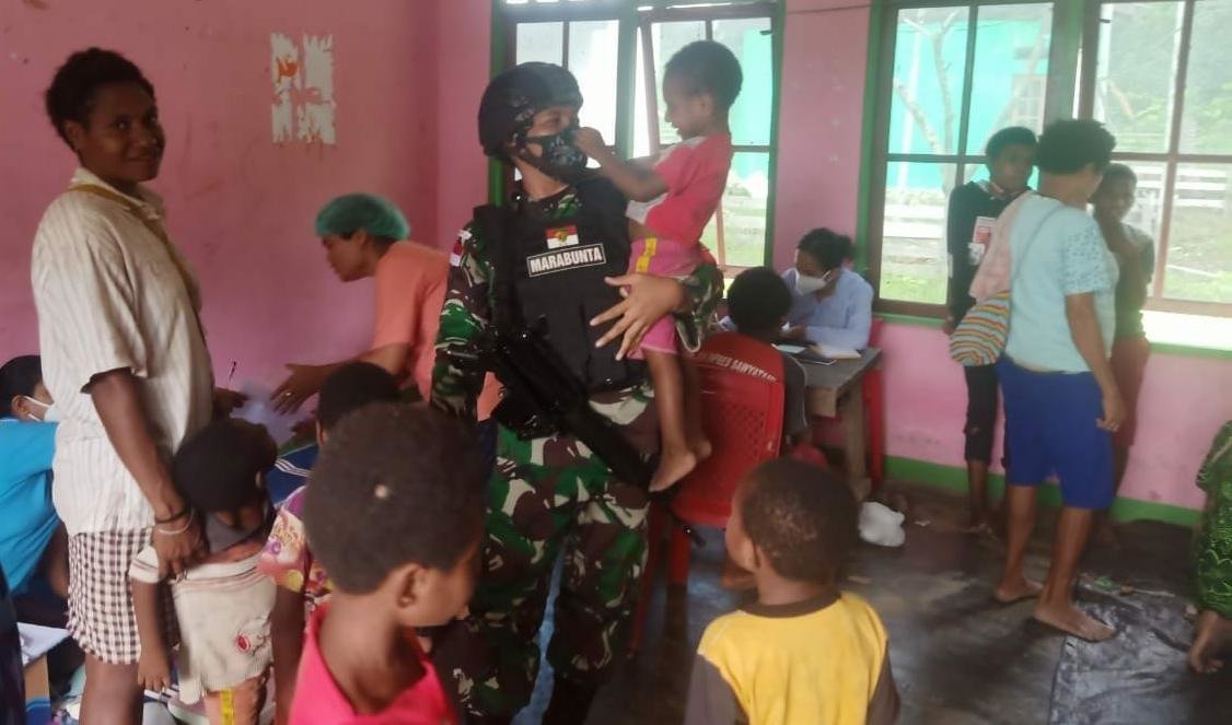 berikan-pelayanan-kesehatan-di-tapal-batas-papua-dokter-satgas-yonif-512qy-rerjun-ke-lapangan-220802x-rev1.jpg