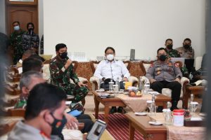 panglima-tni-dan-kapolri-perintahkan-penebalan-pasukan-ppkm-mikro-di-jawa-timur-220802r-rev1.jpg