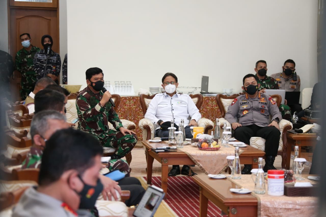 panglima-tni-dan-kapolri-perintahkan-penebalan-pasukan-ppkm-mikro-di-jawa-timur-220802r-rev1.jpg