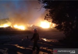 pabrik-tiner-di-curug-tangerang-terbakar-220802t-rev1.jpg